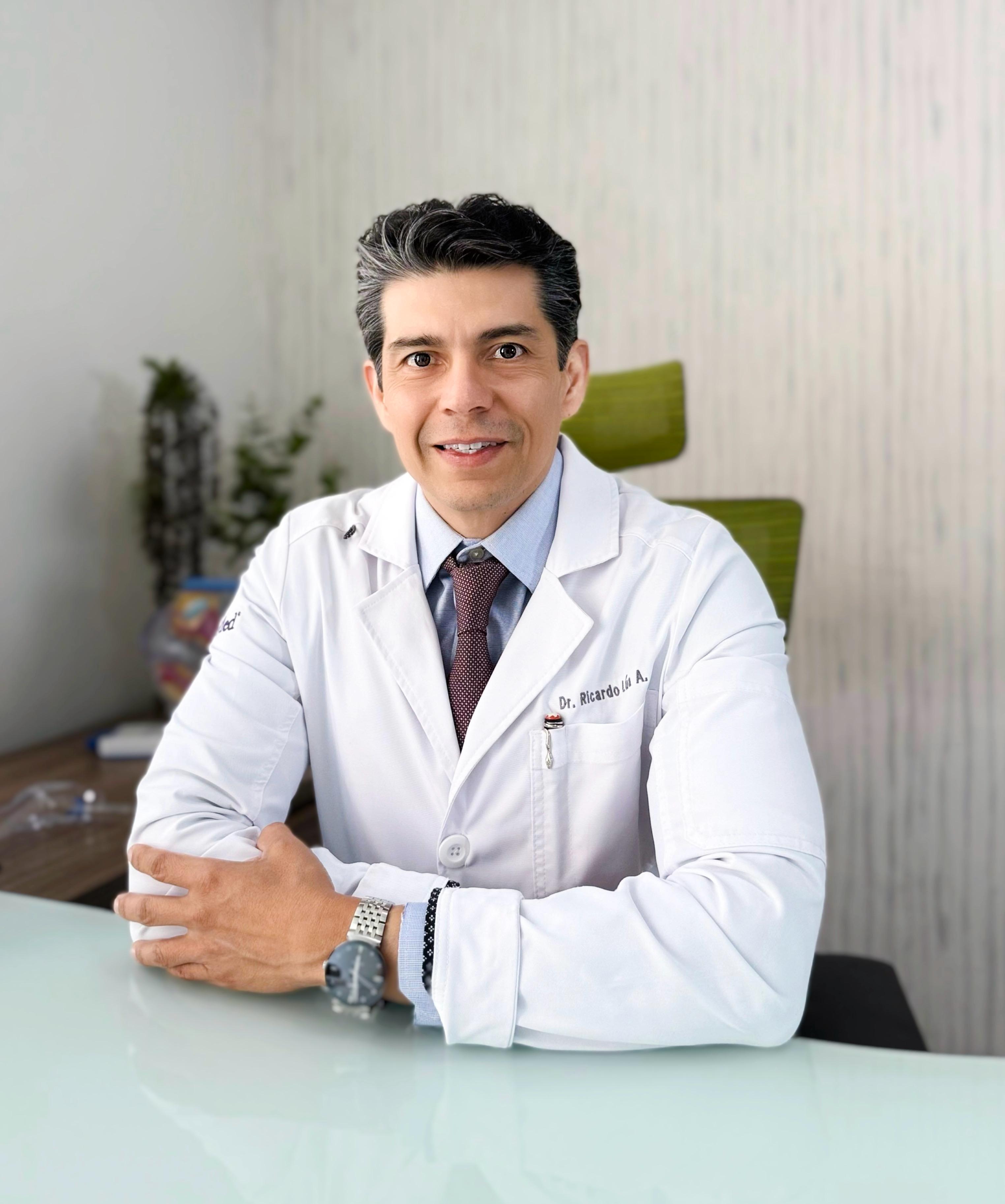 Dr. Ricardo Lúa Alvarado en consulta