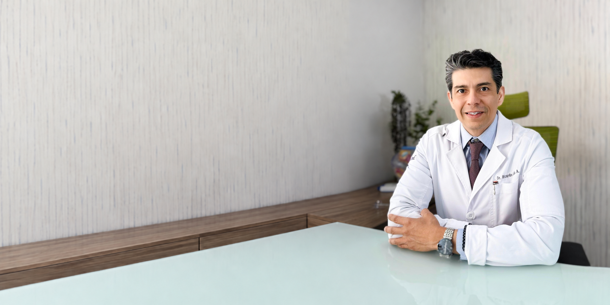 Dr. Ricardo Lúa Alvarado en su consultorio, con el fondo ampliado